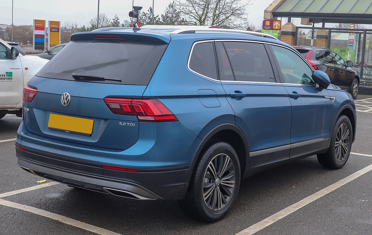 1280px-2018_Volkswagen_Tiguan_Allspace_SE_NAV_TD_2.0_Rear