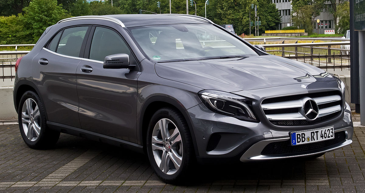 1200px-Mercedes-Benz_GLA_200_CDI_4MATIC_Urban_(X_156)_–_Frontansicht,_29._Juni_2014,_Düsseldorf