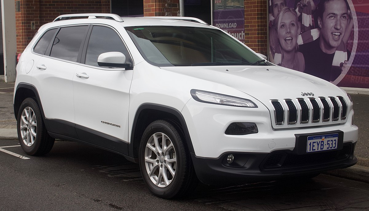 1200px-2015_Jeep_Cherokee_(KL)_Longitude_wagon_(2018-09-03)_01