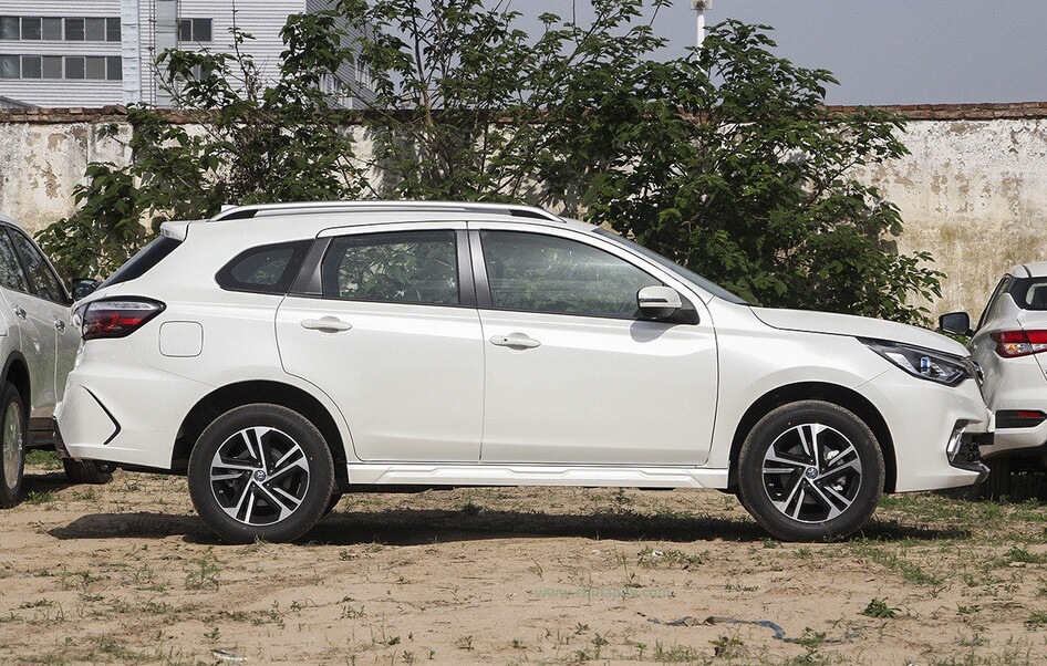 2019-Dongfeng-Venucia-T70-01