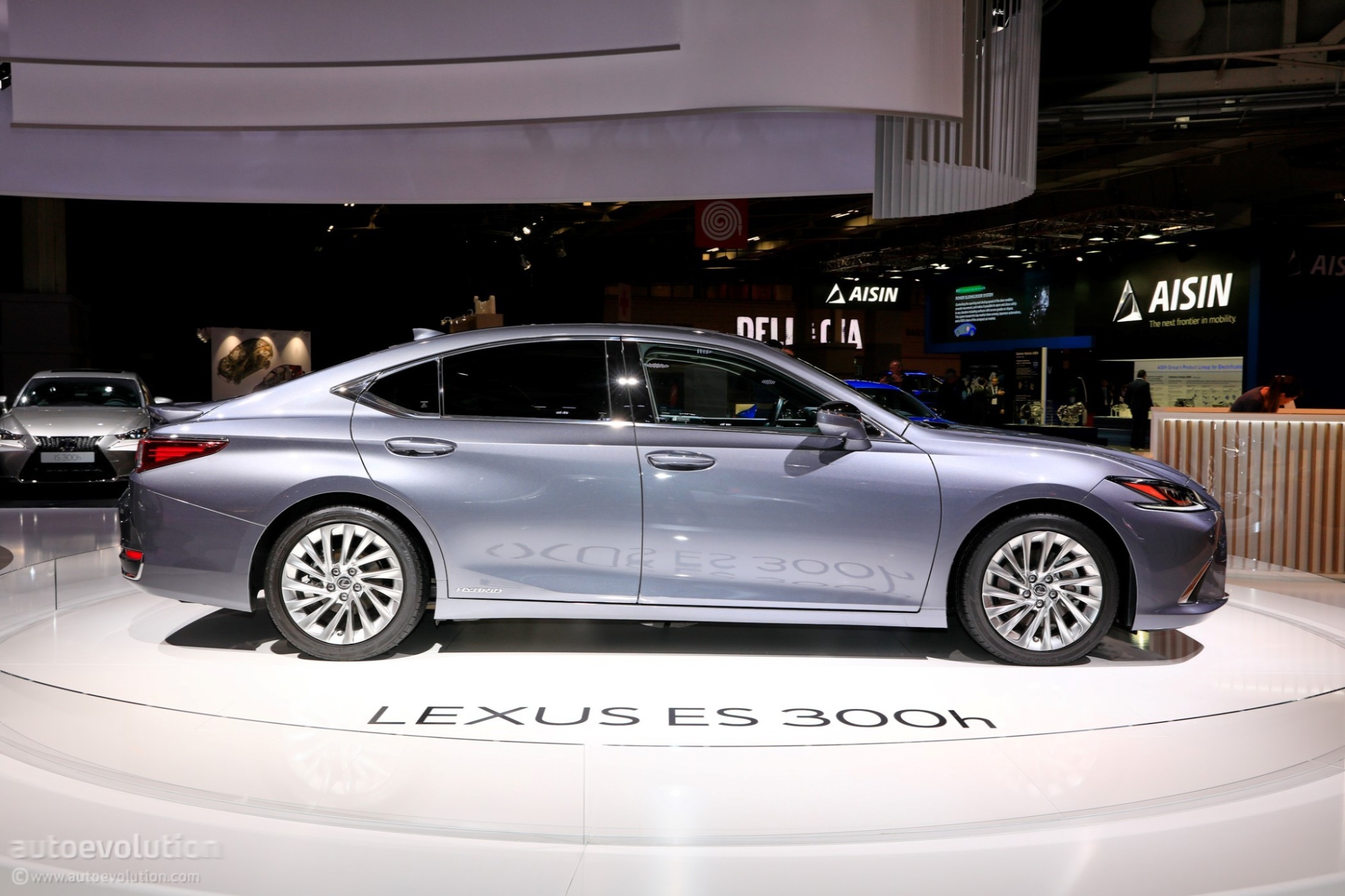 2019-lexus-es-looks-out-of-place-at-paris-motor-show_7