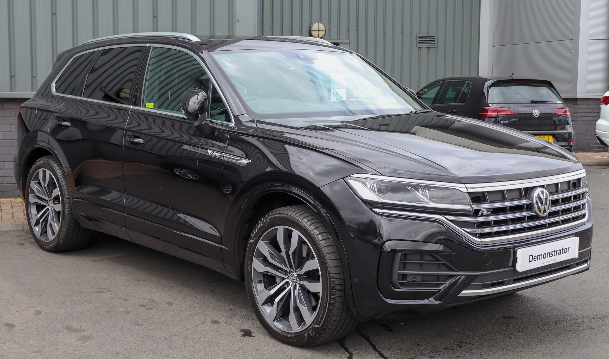 2018_Volkswagen_Touareg_V6_R-Line_TDi_Automatic_3.0_Front