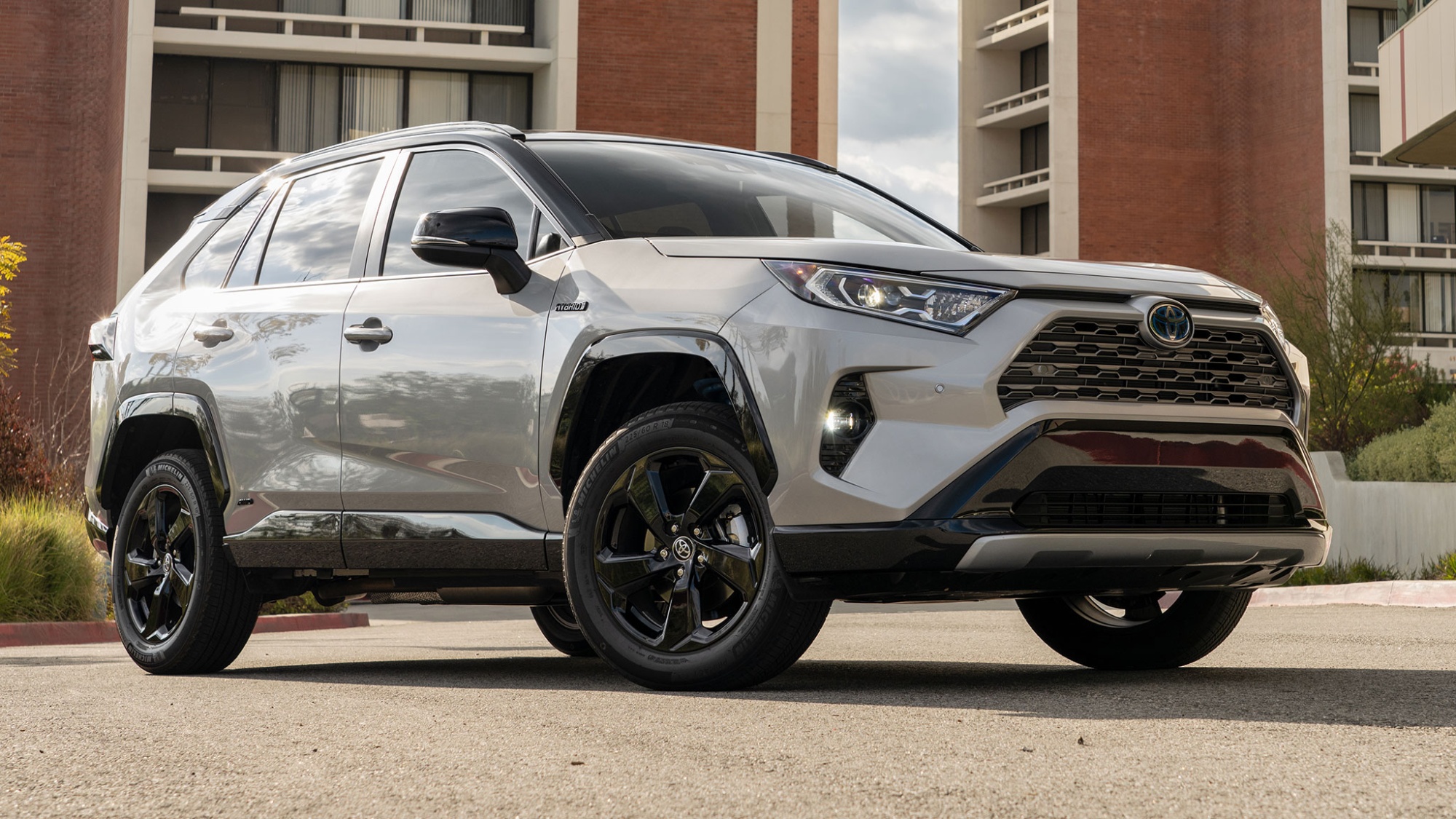 2020-Toyota-RAV4-XSE-Hybrid-AWD-18