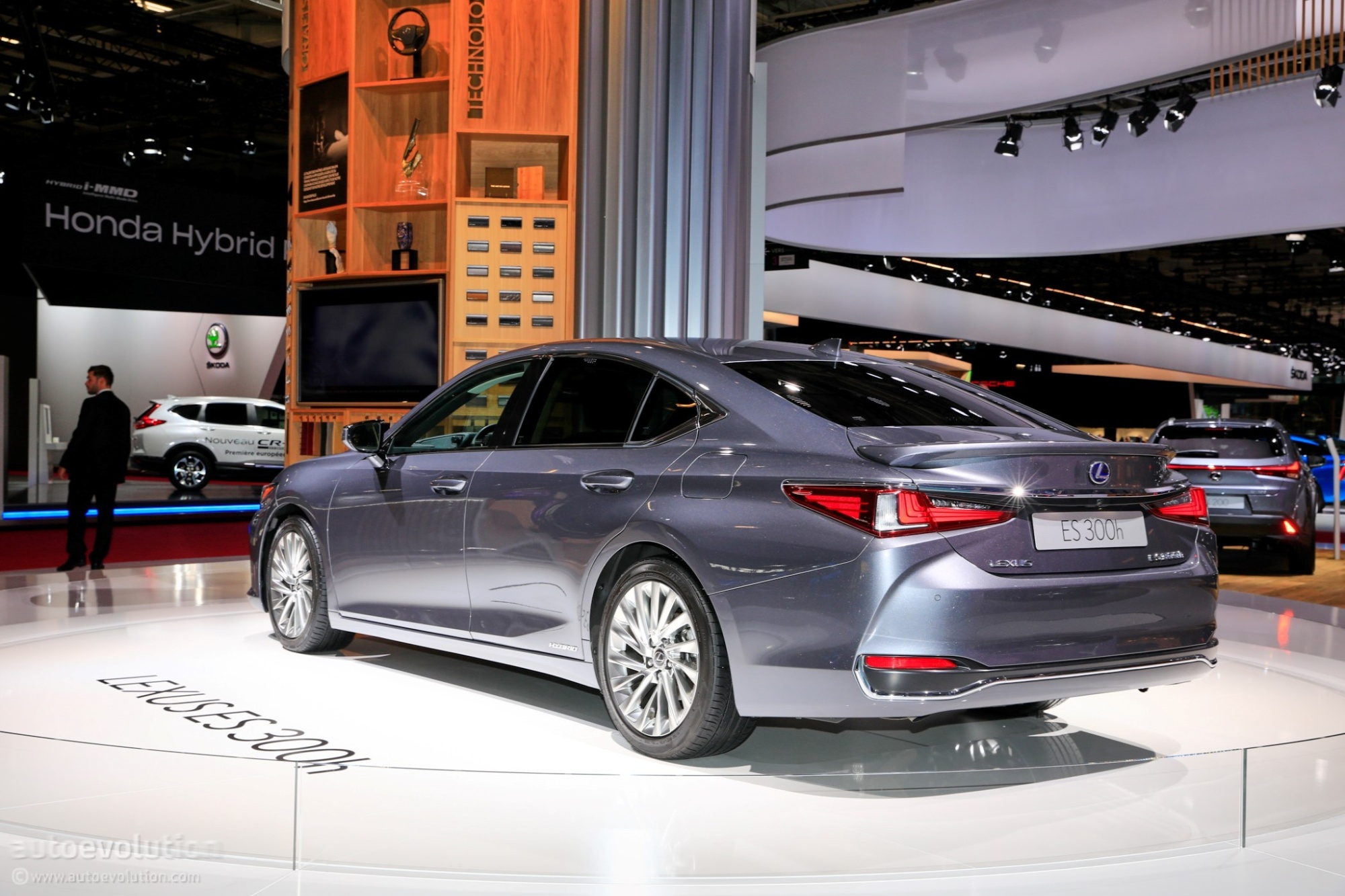 2019-lexus-es-looks-out-of-place-at-paris-motor-show_10